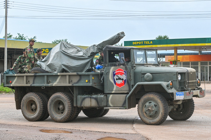 Lính Campuchia trên xe tải quân sự chở súng phòng không tại tỉnh Oddar Meanchey hôm 26/7. Ảnh: AFP