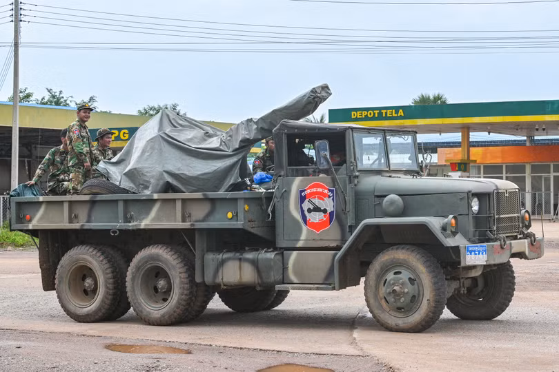 Lính Campuchia trên xe tải quân sự chở súng phòng không tại tỉnh Oddar Meanchey hôm 26/7. Ảnh: AFP