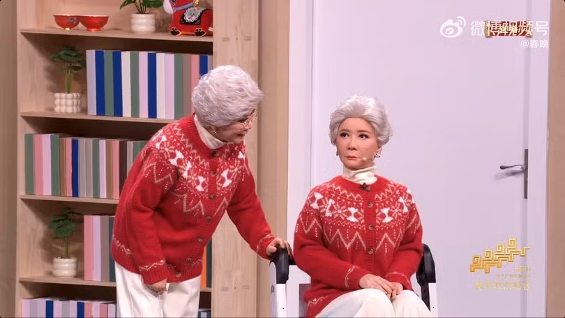 Bà thật - bà giả trong vở hài kịch về robot. Ảnh: CCTV.