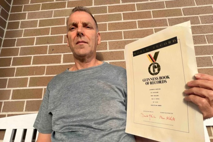 Laurence Gregory Watkins khoe chứng nhận Kỷ lục Guinness vì cái tên dài nhất thế giới, Ảnh: News Laurence Gregory Watkins khoe chứng nhận Kỷ lục Guinness vì cái tên dài nhất thế giới, Ảnh: News