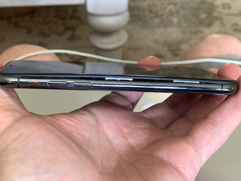 Pin lithium-ion phồng là nguy cơ cháy nổ nghiêm trọng, có thể nhìn thấy qua màn hình hoặc nắp lưng bị đẩy lồi lên. Đây là trường hợp cần mang đến trung tâm bảo hành ngay lập tức. Ảnh: MacRumor.