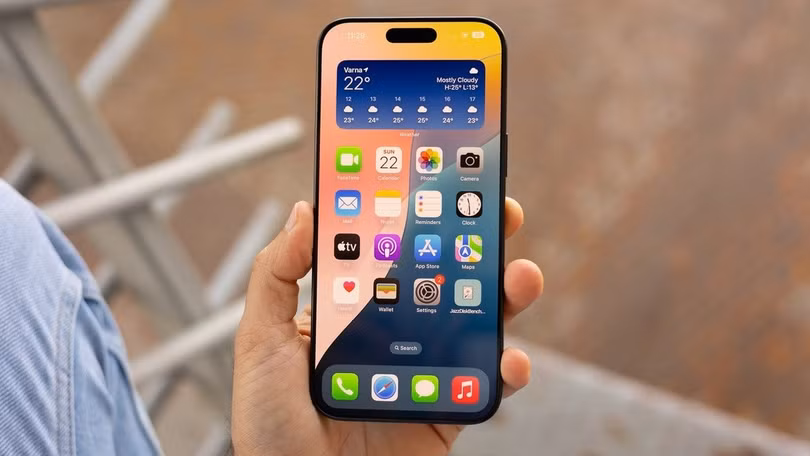 Apple tự động giới hạn hiệu năng CPU và GPU khi pin suy yếu để tránh mất điện đột ngột. Hệ quả là ứng dụng mở chậm, cuộn màn hình giật lag, âm lượng loa giảm và đèn flash có thể bị vô hiệu hóa hoàn toàn. Ảnh: Phonearena.