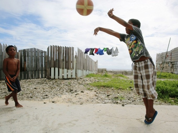 Trẻ em chơi bóng trên đường phố Majuro - thủ đô quốc đảo Marshall. Ảnh: CNN