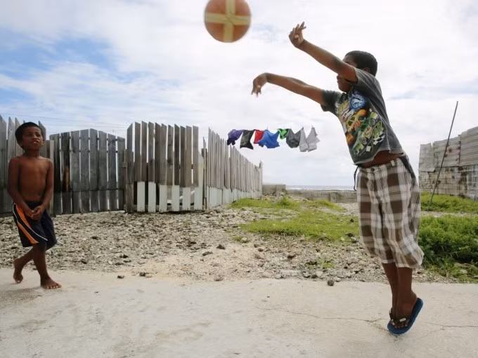 Trẻ em chơi bóng trên đường phố Majuro - thủ đô quốc đảo Marshall. Ảnh: CNN