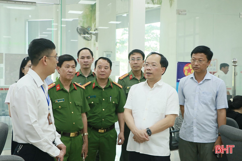 Trước đó, Bí thư Tỉnh ủy Nguyễn Duy Lâm và đoàn công tác khảo sát tại Trung tâm Phục vụ Hành chính công tỉnh Hà Tĩnh bqbht_br_6-2.jpg