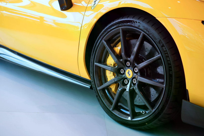 Mẫu xe này được trang bị thêm bộ mâm carbon với kẹp phanh cùng màu xe, nhẹ hơn mâm tiêu chuẩn 45%. Giá của bộ mâm này khoảng 40.000 USD.