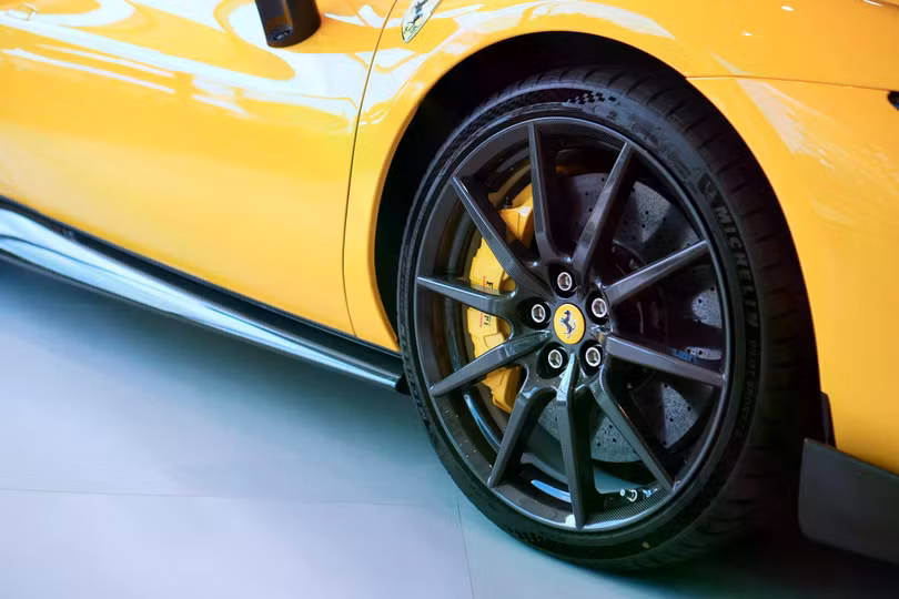 Mẫu xe này được trang bị thêm bộ mâm carbon với kẹp phanh cùng màu xe, nhẹ hơn mâm tiêu chuẩn 45%. Giá của bộ mâm này khoảng 40.000 USD.