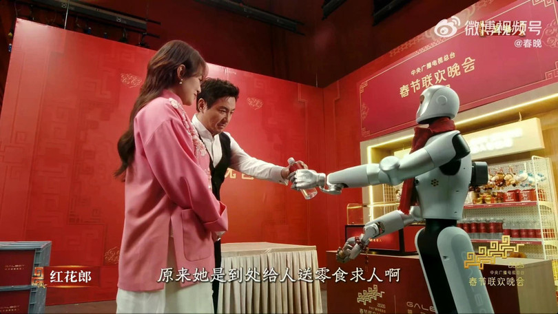 Ngoài múa võ và đóng kịch, khả năng phục vụ của robot cũng được trình diễn. Ảnh: CCTV.