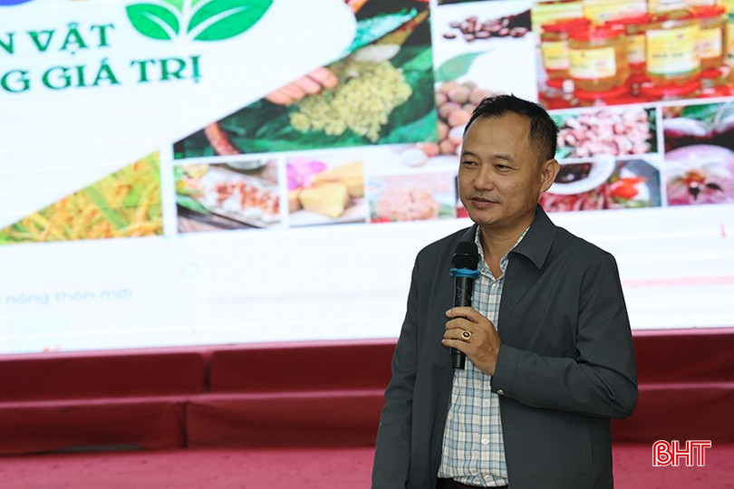 Ông Dương Trường Giang, Trưởng phòng Nghiệp vụ, Văn phòng Điều phối NTM tỉnh Hà Tĩnh hướng dẫn các nội dung sửa đổi, bổ sung Bộ tiêu chí và quy trình đánh giá, phân hạng sản phẩm OCOP. bqbht_br_img-8566.jpg