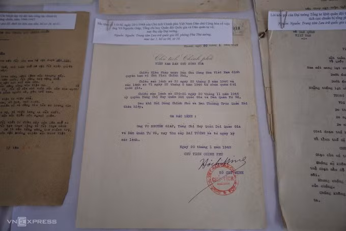 Sắc lệnh của Chủ tịch Hồ Chí Minh về việc Tổng chỉ huy Quân đội Võ Nguyên Giáp thụ cấp đại tướng. Ảnh: Sơn Hà
