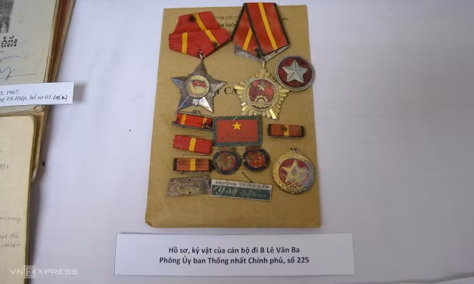 Một số kỷ vật của cán bộ đi B cũng được giới thiệu tại buổi lễ. Ảnh: Sơn Hà