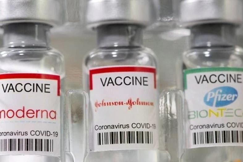 Thông tin vaccine Covid-19 gây ung thư đang lan truyền trên mạng xã hội. Ảnh: Reuters.
