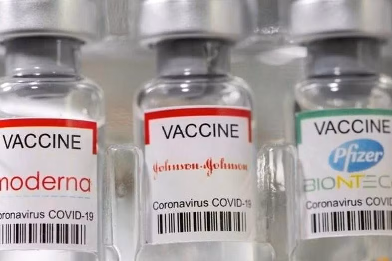 Thông tin vaccine Covid-19 gây ung thư đang lan truyền trên mạng xã hội. Ảnh: Reuters.