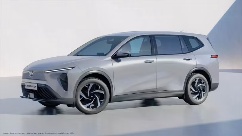 VinFast VF 3 (trái) Limo Green (phải). Ảnh: Phương Lâm, VinFast.