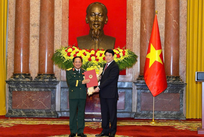 Chủ tịch nước trao quyết định thăng quân hàm cho Đại tướng Trịnh Văn Quyết. Chủ tịch nước trao quyết định thăng quân hàm cho Đại tướng Trịnh Văn Quyết.
