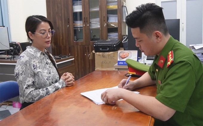 Trương Ngọc Ánh bị cảnh sát lấy lời khai. Ảnh: Công an TP HCM Trương Ngọc Ánh bị cảnh sát lấy lời khai. Ảnh: Công an TP HCM