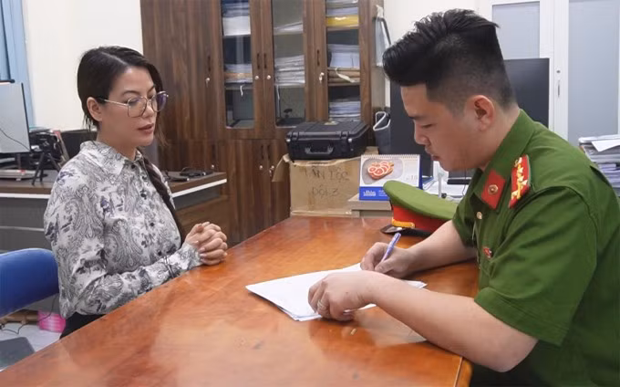 Trương Ngọc Ánh bị cảnh sát lấy lời khai. Ảnh: Công an TP HCM