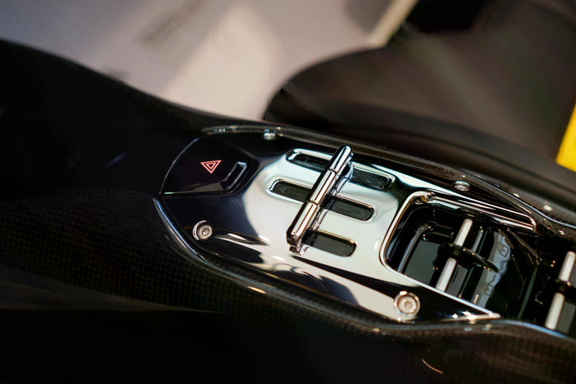 Khu vực bảng táp lô, vô lăng, lẫy chuyển số, cụm đồng hồ, khu vực điều khiển trung tâm ở "yên ngựa", ốp ngưỡng cửa hay chìa khóa cũng được làm bằng carbon.