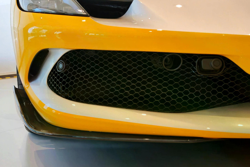 Đầu xe được trang bị nhiều chi tiết carbon. Ví dụ líp cản trước carbon nằm trong gói trang bị này giúp xe tăng 10 kg lực ép không khí phía đầu xe.