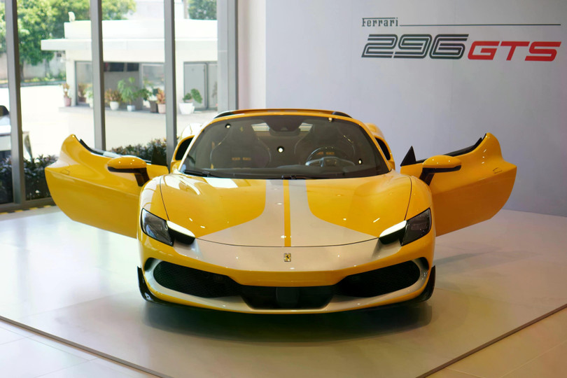 Giá của chiếc 296 GTS Assetto Fiorano này khoảng hơn 30 tỷ đồng. Tại Việt Nam, bản tiêu chuẩn của siêu xe hybrid thường cạnh tranh cùng những cái tên như Mc Laren 720S, Artura, Lamborghini Huracan hay Ferrari SF90.