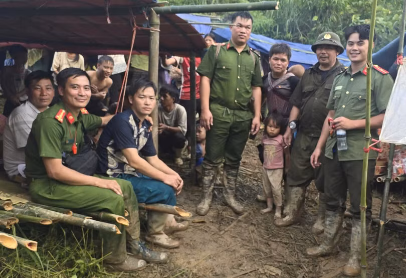 Đại úy Nguyễn Mạnh Cường (ngoài cùng bên trái), Trưởng Công an xã Cốc Lầu dẫn theo đoàn tiếp tế cơ sở vượt quãng đường 15km tìm thấy 115 người dân lánh nạn trên núi (Ảnh: Seo Chứ).