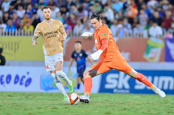 Thủ môn Đặng Văn Lâm trong màu áo CLB Quy Nhơn Bình Định ở V-League 2023-2024 - Ảnh: VPF