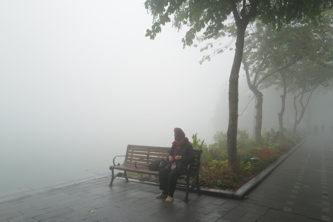 Sương mù dày đặc ở trung tâm Hà Nội ngày đầu tháng 3. Ảnh: Ngọc Thành