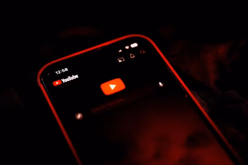 YouTube bắt đầu khoá tính năng xem lời bài hát với gói miễn phí trên YouTube. Ảnh: Bloomberg.