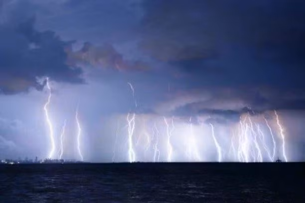 Cảnh tượng sấm chớp ở Trung Quốc trước khi siêu bão Yagi đổ bộ. Ảnh: CNN.