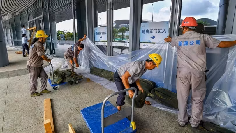 Các nhân viên chuẩn bị ứng phó với siêu bão Yagi đang xếp bao cát tại Cảng Xinhai hôm 4/9 tại Hải Khẩu, Hải Nam. Ảnh: VCG.