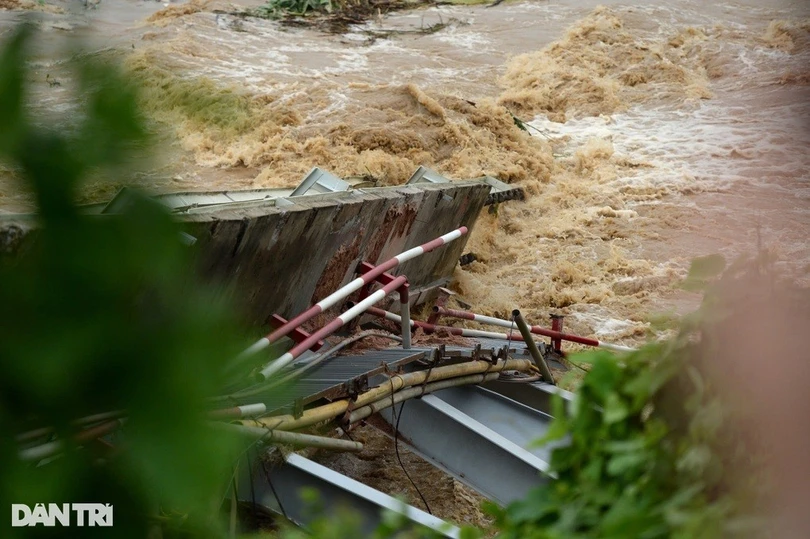 Dòng nước chảy xiết tại hiện trường vụ sập cầu Phong Châu (Ảnh: Hải Nam).