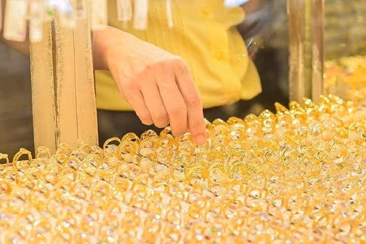 Giá vàng liên tục biến động, nhà đầu tư không nên xuống tiền mua. (Ảnh minh hoạ)