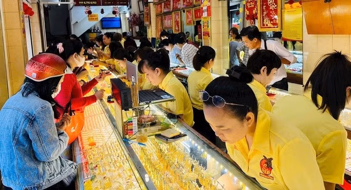 Giá vàng giảm 6 triệu đồng mỗi lượng so với hôm qua.