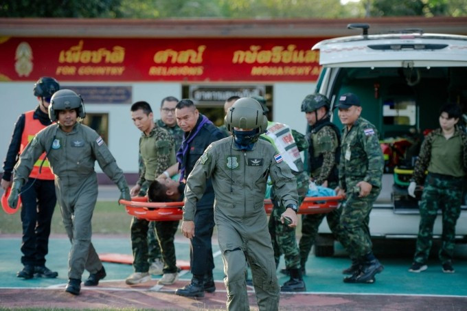 Quân nhân Thái Lan chuyển hai binh sĩ bị thương sau vụ đấu súng ngày 7/12. Ảnh: Khaosod