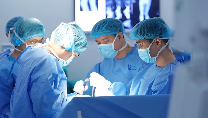 Bác sĩ Quyền và êkíp phẫu thuật cho người bệnh chấn thương thể thao. Ảnh: Bệnh viện Đa khoa Tâm Anh