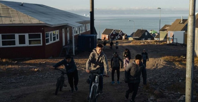 Trẻ con địa phương vui chơi bên ngoài trời ở Ittoqqortoormiit. Ảnh: Visit Greenland