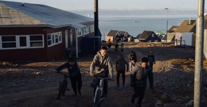 Trẻ con địa phương vui chơi bên ngoài trời ở Ittoqqortoormiit. Ảnh: Visit Greenland