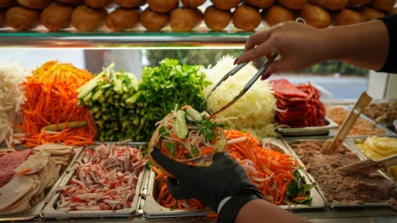 Sự phổ biến của những món tương tự bánh mì, như bánh mì kẹp salad quen thuộc, phần nào giúp người Australia dễ dàng đón nhận món ăn này - Tiến sĩ Nguyễn Austen nhận định. (Ảnh: Isabella Michie/ABC Radio National) Sự phổ biến của những món tương tự bánh mì, như bánh mì kẹp salad quen thuộc, phần nào giúp người Australia dễ dàng đón nhận món ăn này - Tiến sĩ Nguyễn Austen nhận định. (Ảnh: Isabella Michie/ABC Radio National)