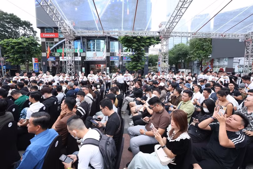 Cảnh xếp hàng chờ mua iPhone 17 ở Việt Nam. Ảnh: TopZone.