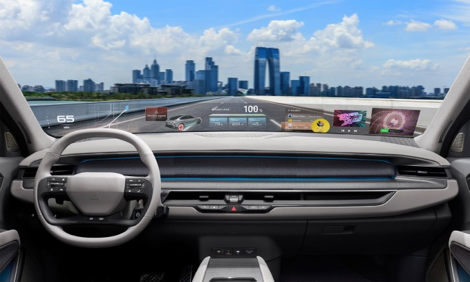 Kính chắn gió biến thành màn hình hiển thị đa thông tin, thay thế mọi màn hình hiện nay. Ảnh: Hyundai Mobis