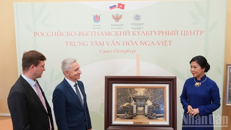 Bà Ngô Phương Ly - Phu nhân Tổng Bí thư Tô Lâm trao tặng Đại học Herzen bức tranh Khuê Văn Các – biểu tượng của tinh thần hiếu học và tôn sư trọng đạo của Việt Nam. (Ảnh: XUÂN HƯNG) Bà Ngô Phương Ly - Phu nhân Tổng Bí thư Tô Lâm trao tặng Đại học Herzen bức tranh Khuê Văn Các – biểu tượng của tinh thần hiếu học và tôn sư trọng đạo của Việt Nam. (Ảnh: XUÂN HƯNG)