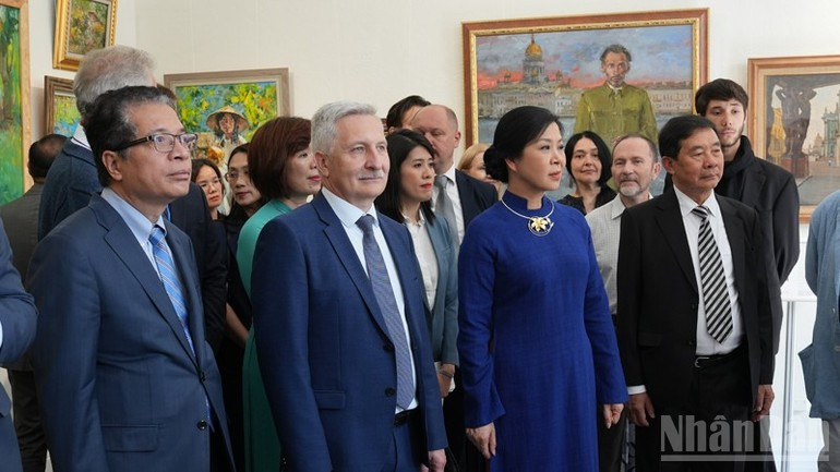 Phu nhân dự Triển lãm tranh với chủ đề “Đối thoại văn hóa trong ngôn ngữ nghệ thuật”. (Ảnh: XUÂN HƯNG) Phu nhân dự Triển lãm tranh với chủ đề “Đối thoại văn hóa trong ngôn ngữ nghệ thuật”. (Ảnh: XUÂN HƯNG)