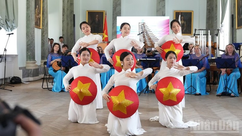 Tiết mục văn nghệ của sinh viên Việt Nam trong chương trình nghệ thuật. (Ảnh: XUÂN HƯNG) Tiết mục văn nghệ của sinh viên Việt Nam trong chương trình nghệ thuật. (Ảnh: XUÂN HƯNG)