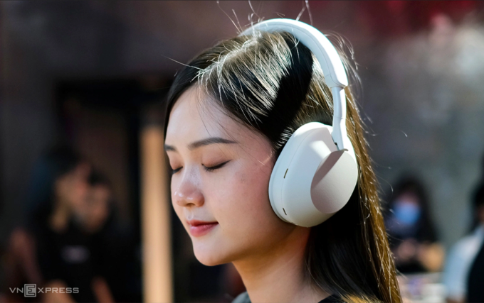 Tiếp xúc nhiều lần với nhạc lớn, đặc biệt là qua tai nghe, có thể gây tổn thương thính giác vĩnh viễn, đồng thời ảnh hưởng não bộ. Ảnh: Tuấn Hưng Tiếp xúc nhiều lần với nhạc lớn, đặc biệt là qua tai nghe, có thể gây tổn thương thính giác vĩnh viễn, đồng thời ảnh hưởng não bộ. Ảnh: Tuấn Hưng