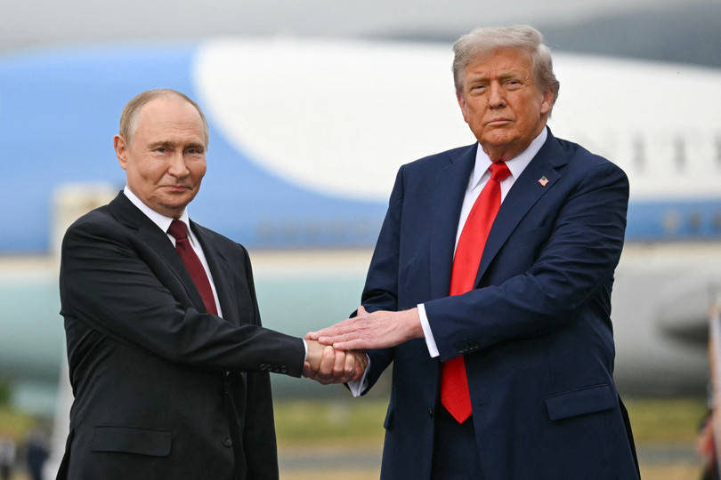 Tổng thống Mỹ Donald Trump chào đón Tổng thống Nga Vladimir Putin trên đường băng căn cứ Elmendorf-Richardson ở Anchorage, Alaska, ngày 15/8. Ảnh: AFP