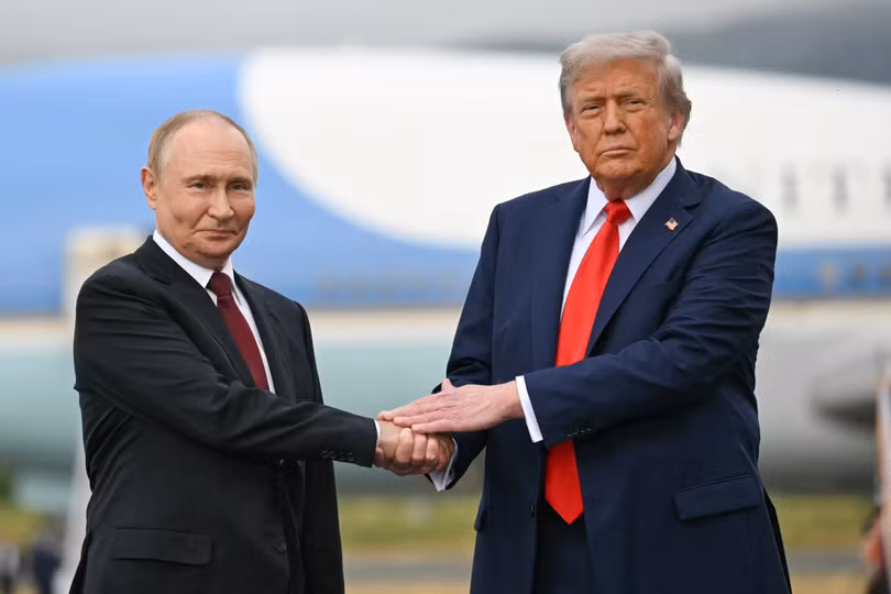 Tổng thống Mỹ Donald Trump chào đón Tổng thống Nga Vladimir Putin trên đường băng căn cứ Elmendorf-Richardson ở Anchorage, Alaska, ngày 15/8. Ảnh: AFP