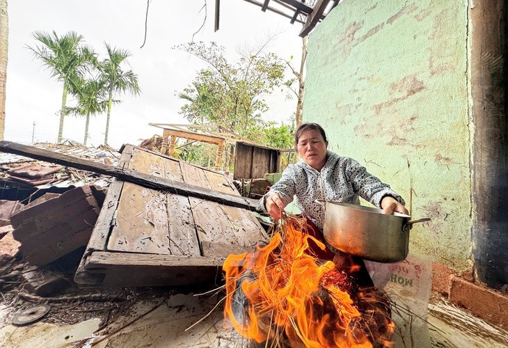 Người dân thôn Phú Hữu, xã Hòa Thịnh, Đắk Lắk (thuộc huyện Tây Hòa, Phú Yên cũ) vẫn sinh hoạt bên ngôi nhà bị mưa lũ tàn phá - Ảnh: LÊ TRUNG