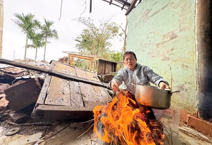 Người dân thôn Phú Hữu, xã Hòa Thịnh, Đắk Lắk (thuộc huyện Tây Hòa, Phú Yên cũ) vẫn sinh hoạt bên ngôi nhà bị mưa lũ tàn phá - Ảnh: LÊ TRUNG