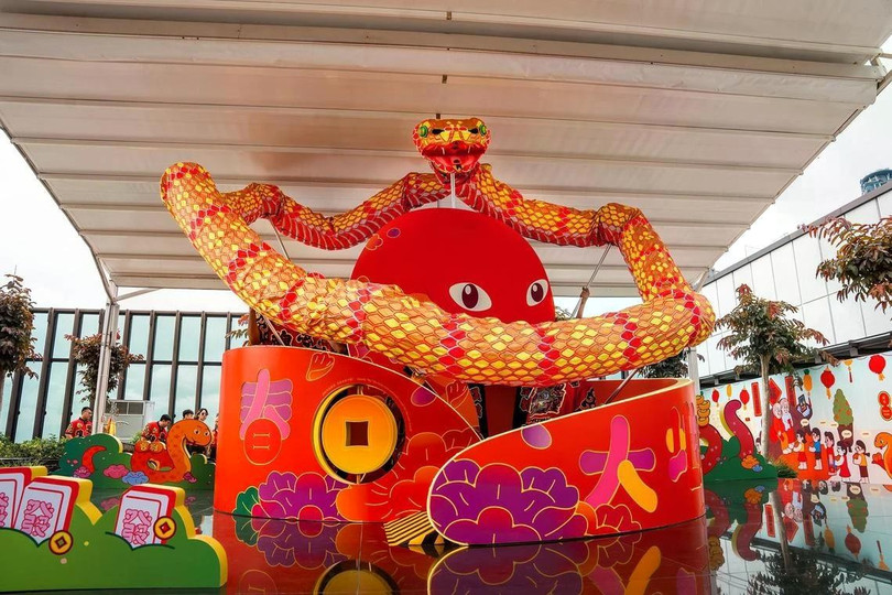 Du khách khi đến Trung tâm Văn hóa Trung Hoa Singapore ở Singapore có thể chiêm ngưỡng màn múa rắn LED khổng lồ để chào đón năm mới. Ảnh: Singapore Chinese Cultural Centre.