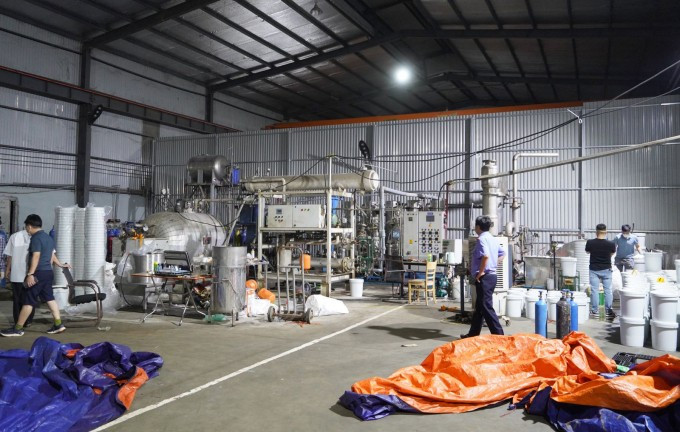 Bên trong một cơ sở sản xuất khí cười tại Hà Nội. Ảnh: Lam Sơn Bên trong một cơ sở sản xuất khí cười tại Hà Nội. Ảnh: Lam Sơn